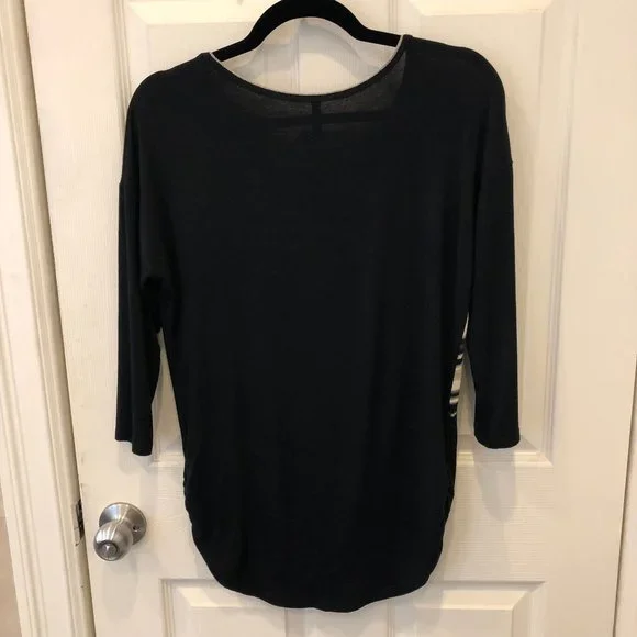 3/4 sleeve top with flower design NWOT - Picture 2 of 9